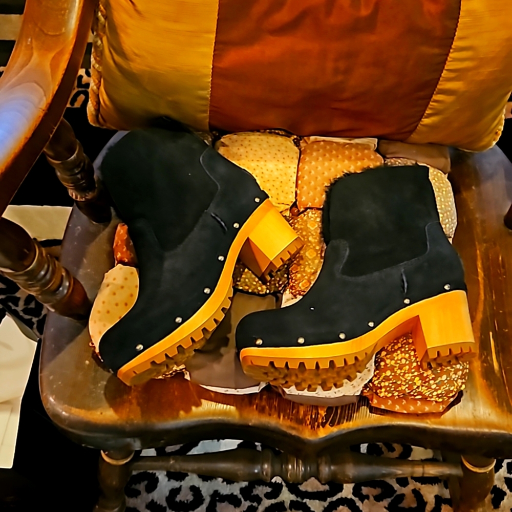 Ugg Size 6 - image 1